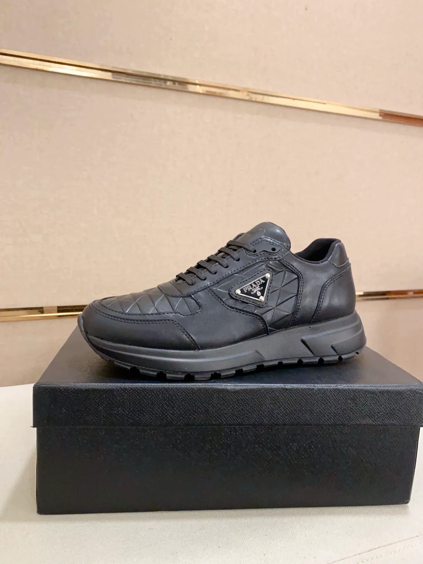 Men's shoes 💰: 500💰 [Prada～Prada] Trendy new styles are on the market. Same style as the official website. Counter quality. Original matching. [Strong] [Strong] Selected first-layer cowhide fabric. Comfortable and breathable sheepskin lining, fine workmanship, upper layer made of 100% pure cowhide, original last shape, comfortable on the feet, shoe sizes 38 to 44